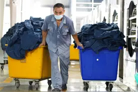 洗涤厂里的夏天：室温47℃，他们日均清洗四千套高铁座椅套图片