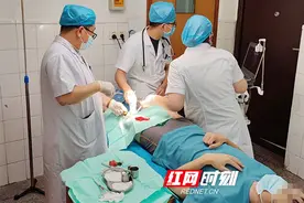 年轻小伙大腿被射钉扎中 提醒：异物刺入后不得盲目拔除图片