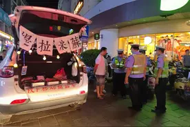 胆肥！把车停到玉州路路中摆摊？网友举报，交警：罚图片