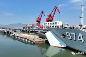 大场面！海军武夷山舰与陆军某旅海上联合训练图片