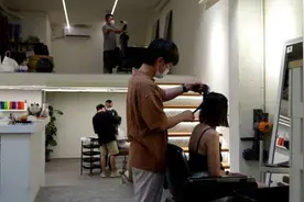 六十多位在上海的外国人，想要抢救一家倒闭的理发店图片