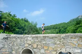 山泉河水出幽谷 山间避暑最相宜图片