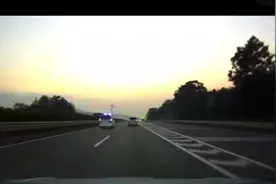 高速上，救护车竟拉响警笛与私家车“斗气”？啥情况？图片