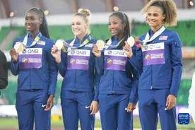 田径世锦赛：美国队获女子4x400米接力冠军图片