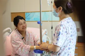 产妇突发急症，助产士跪在产床上9分钟，用两根手指托住生命的重量……图片