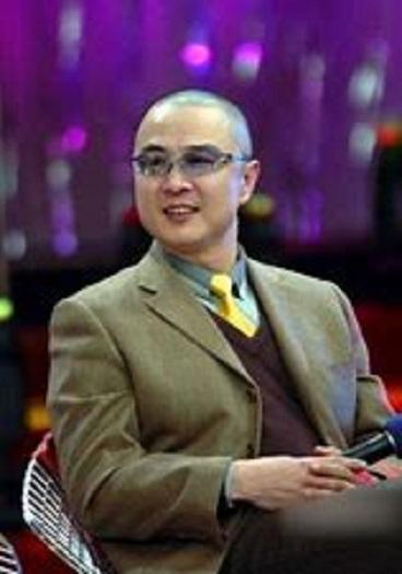 "唐僧"徐少华近况,街头演唱西游记主题曲,烈日下穿袈裟分发小礼物