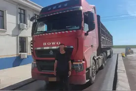 兴安盟交警巡逻途中查获一超载122%的“百吨王”图片