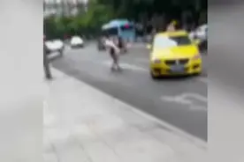 男子当街拖拽女子塞进出租车 警方：双方系恋人 已和解并和平分手图片