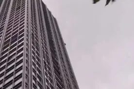 险！昨晚的狂风暴雨中，杭州有人被困百米高空图片