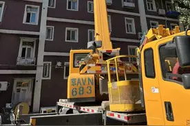 “下雨天再也不用睡湿床铺了”，社区为顶层居民解汛期漏雨之苦图片