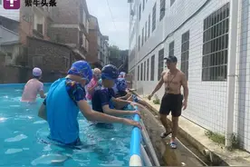 两位学生溺亡后，衡山县乡村体育教师花万元自建泳池，教孩子们游泳图片
