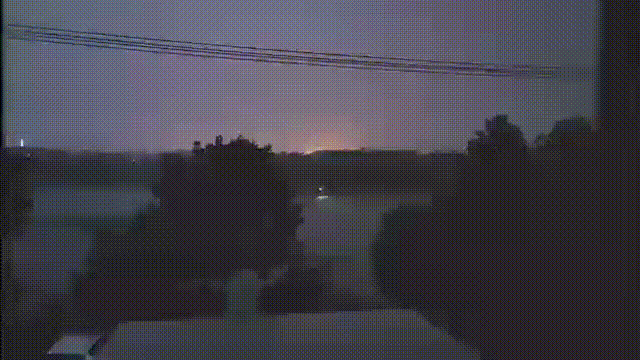 惊魂2分钟！积水中他抡起榔头“抢人”图片