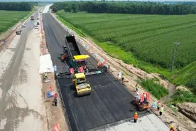 长太高速公路沥青路面工程开始施工图片