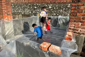 湖南妈妈把猪圈改造成泳池，孩子们：我们要一人一个猪圈图片