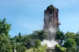 菲律宾7.0级地震致430年古钟楼部分坍塌 游客惊慌逃跑图片
