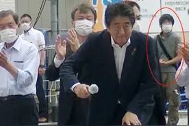 日媒称赞朴槿惠保镖身手敏捷：2秒飞身挡酒瓶 与安倍保镖对比鲜明图片