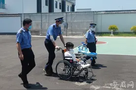 宿松“扭扭车男孩”张亮赴天津求医 站车接力全程护送图片