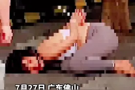 女子驾车肇事后大喊“我要吃药”还在路面爬行，举止怪异被民警制服图片