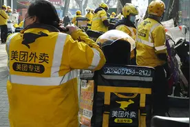 在“男性系统”中生存的外卖女骑手，带着女儿送外卖，生理期只能请假，车不敢开快跑不过男骑手图片