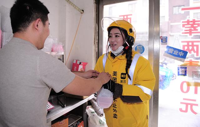 在“男性系统”中生存的外卖女骑手，带着女儿送外卖，生理期只能请假，车不敢开快跑不过男骑手