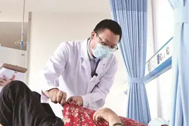 湖北省第三人民医院中西医结合肝病科主任刘黎明：不仅救人，他还想着为患者省钱图片