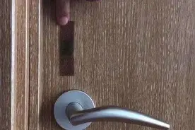 天气越来越热，记得在门上贴个创口贴，好多人不懂咋回事，家家都用得到图片