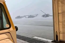 因人为失误，美海军10架直升机在风暴中受损，至少4架被吹翻图片