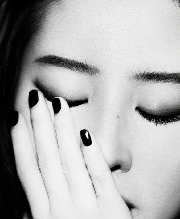 刘亦菲近期黑白风写真!一改往日风格尽显成熟妩媚