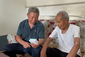 果然视频｜骑自行车载老人打针一个月，40年岁月见证“父子”情图片