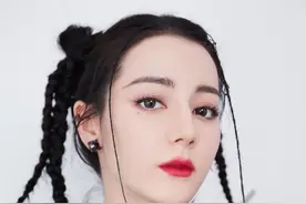 甜辣酷妹！迪丽热巴绑带超短裙写真 性感又俏皮图片