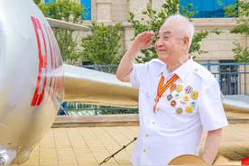 我给军旗敬个礼｜他们从战场走来，这一幕让人动容……图片