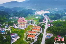 航拍安徽岳西：云蒸霞蔚下的“幸福家园”图片