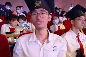 听力中重度损伤的他，高考听力满分图片