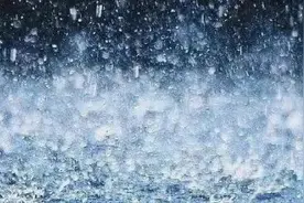 暴雨后，一名奇女子不走寻常路……图片