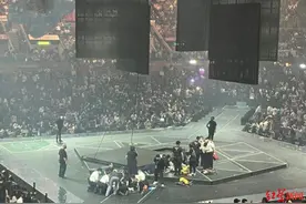 香港Mirror演唱会大屏幕坠落砸中两舞者，有人相拥大哭图片