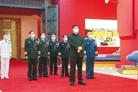 再接再厉 锐意进取 埋头苦干奋力实现建军一百年奋斗目标图片