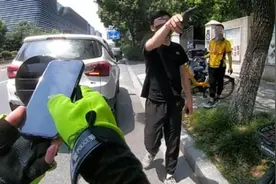 外卖小哥崩溃：存款不到100块，还碰上这种事！交警抢着给钱：你该吃吃，该喝喝图片
