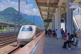 坐火车穿越村落，窗景超治愈图片