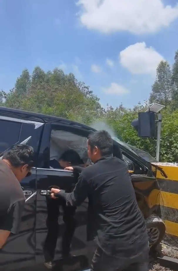 百万级雷克萨斯LM被指驾乘车祸被困但车门未解锁，事故正调查