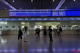 记者直击成都东站，车站正常运行，公交、地铁、网约车、私家车均可抵达图片