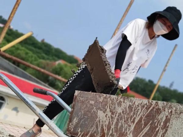 这个工地上00后女孩的故事，看哭了