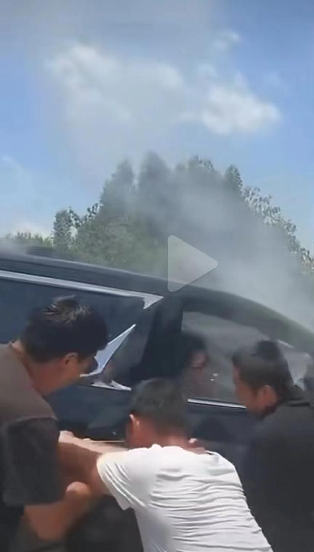 百万级雷克萨斯出车祸致1死2伤，被指门打不开！原因正调查