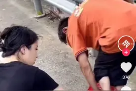老人高温天脚裹塑料袋行走，一女子暖心为其蹲地换鞋图片