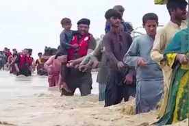 巴基斯坦遭洪水侵袭已致356死406伤 军方出动直升机救援图片