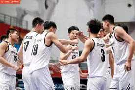 西安交大男篮战胜北京大学 晋级全国四强图片