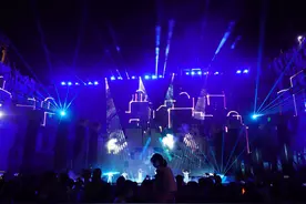 北京欢乐谷夜间更热闹！“新国潮”点亮夜间游乐图片