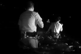 吉林一男子夜晚跳入湍急河中轻生，派出所所长下水施救图片