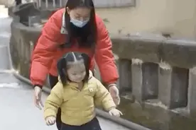 “妈妈我给你个惊喜，你看着哟！”图片