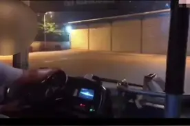 夜色中，竟有未成年人“乔装”潜入公交停车场开动已报废车辆，警方正介入调查中…图片