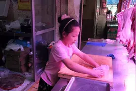 10岁女孩替父卖肉走红网络，父亲回应：我女儿从小就很自立图片